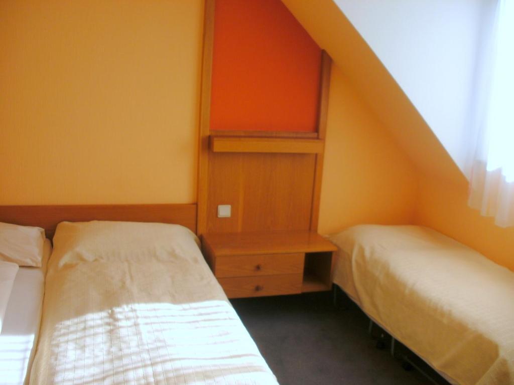 Gasthof Landhotel Gruner Baum Cadolzburg Стая снимка